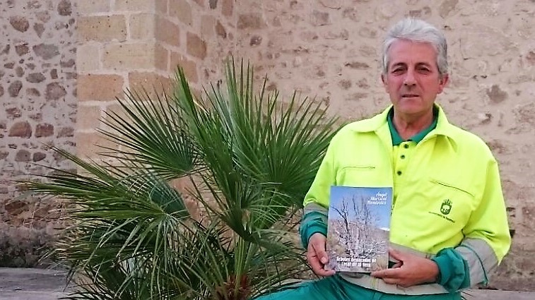El jardinero municipal moralo aplaza la presentación de su libro