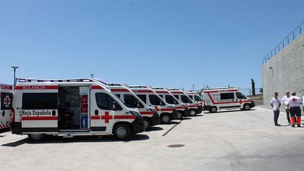 Cruz Roja Extremadura recibe seis ambulancias y una UCI móvil financiadas por la Junta