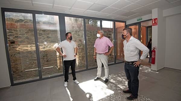 El presidente de la Diputación visita la sala velatorio de Navalvillar