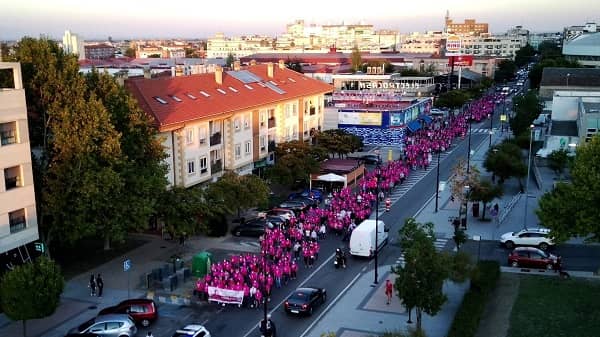 La Marcha Rosa regresa con éxito a las calles moralas