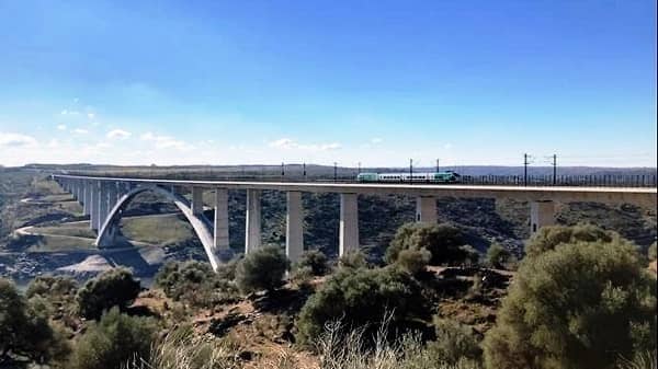 Un tren Alvia estrenará mañana la línea de alta velocidad Plasencia-Badajoz