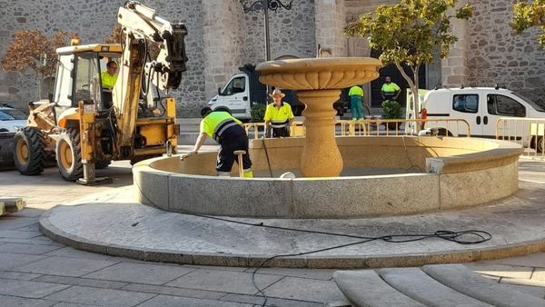 Desmontan la fuente de la plaza de España