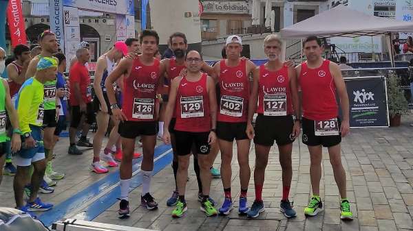 Seis corredores del CD Navalmaratón participaron ayer en la XV Media Maratón de Cáceres