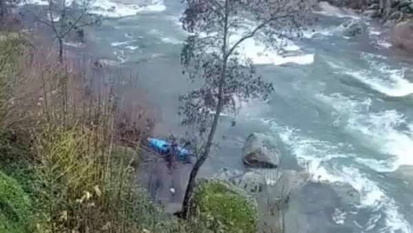 Salvan a un piragüista tras permanecer varios minutos bajo el agua en el río Jerte