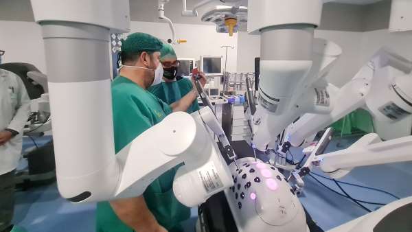 El robot quirurgico del HUB ha realizado ya 9 cirugías de próstata, obesidad y tumores de colon