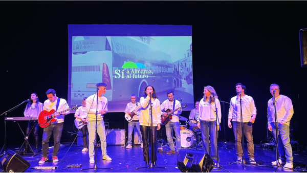 El Teatro del Mercado a rebosar en el estreno de la canción  “Almaraz no cierres”