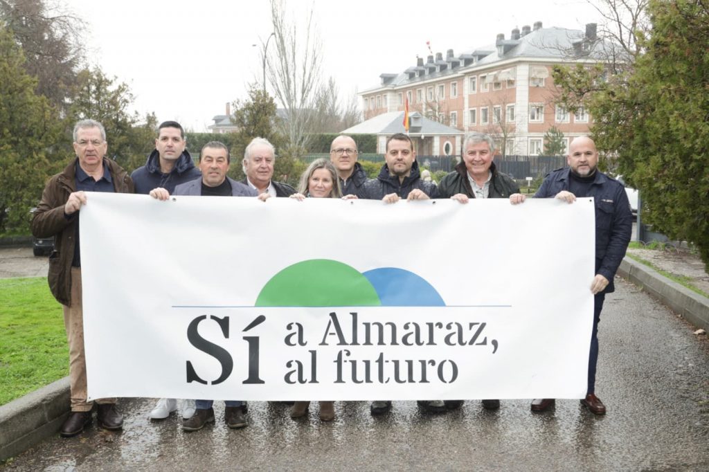 15 alcaldes del Campo Arañuelo entregan en Moncloa una carta para el presidente del Gobierno