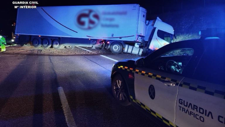 Un camión pierde el control en la A-5, cruza la autovía y bloquea el sentido contrario